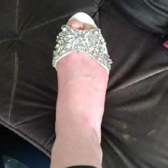 Badgley Mischka ivory Satin shoes size 8 1/2 - Picture 1 of 3